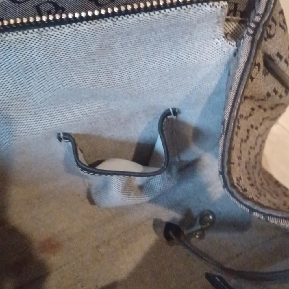 Classy Dooney & Bourke Signature Shoulder Bag - Picture 12 of 16